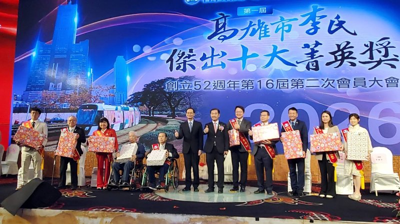 議會秘書長黃錦平(左六)代表議長康裕成，頒發得獎者禮物。(漾新聞記者陳雯萍攝)