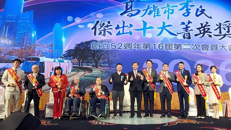 副議長曾俊傑代表頒發得獎者獎座。(漾新聞記者陳雯萍攝)