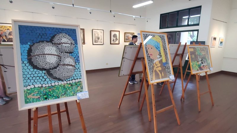 三民國中美術班第14屆畢業美展熱鬧登場，學生以多元創作呈現三年學習成果。（漾新聞記者陳雯萍攝）