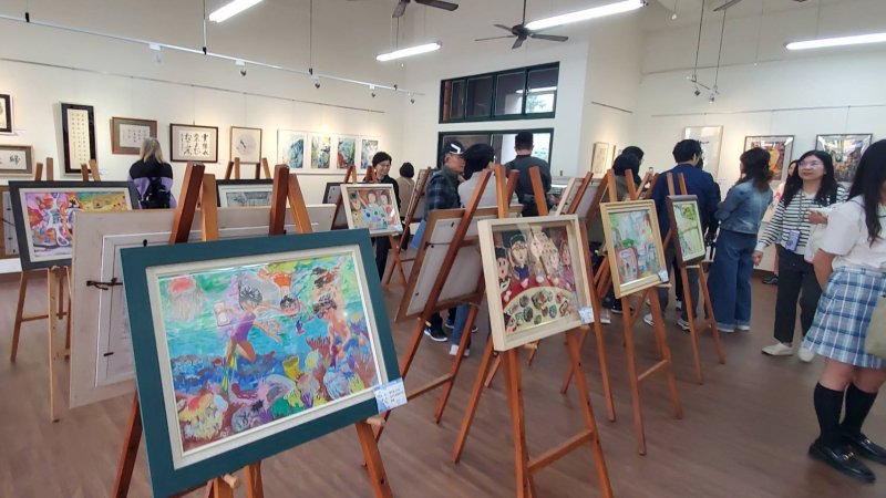 三民國中美術班第14屆畢業美展熱鬧登場，學生以多元創作呈現三年學習成果。（漾新聞記者陳雯萍攝）
