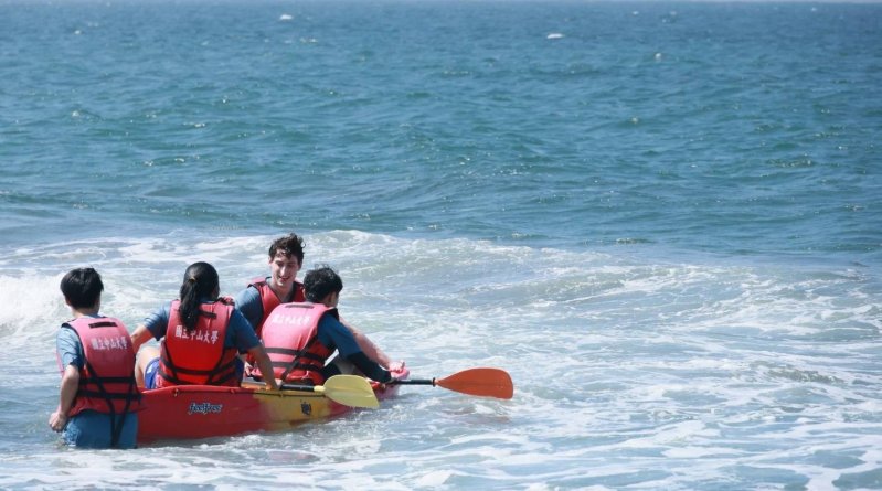 教育部推動「EMI免試托福試辦計畫」逐步落實，繼中山大學選送學生赴美，本週美國亞利桑那州立大學（ASU）學生來臺交流，體驗中山大學EMI理工課程，並參與English Table及獨木舟海域活動。