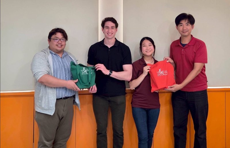 師生相見歡，左起中山大學副教務長邱振超、ASU學生Ryan La Ra、Allison Cheon、中山大學教學發展與資源中心主任楊仁豪。