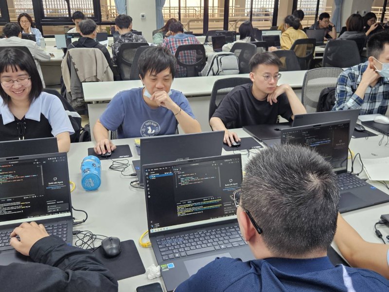陽明交大學士後科技學程招收百人,台積電學程助攻高薪路更搶手。(漾新聞記者陳雯萍攝) 陽明交大學士後科技學程招收百人,台積電學程助攻高薪路更搶手。(漾新聞記者陳雯萍攝)