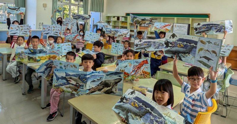高雄市三民區博愛國為期一個月的「博愛海洋號出發」主題書展閱讀活動，將圖書館打造成充滿想像與冒險氣息的海洋世界，引領學生在書海中航行，探索海洋文化與戲水安全知識，讓閱讀化身一場充滿勇氣與夢想的航海旅程。（漾新聞記者翻攝）