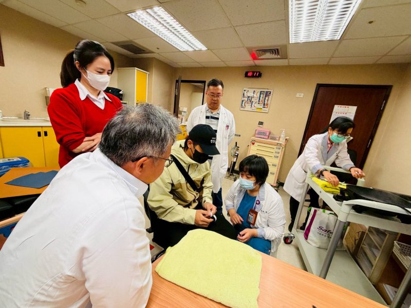 帶傷撲壘感動全台 陳傑憲高雄長庚追蹤手傷。 帶傷撲壘感動全台 陳傑憲高雄長庚追蹤手傷。