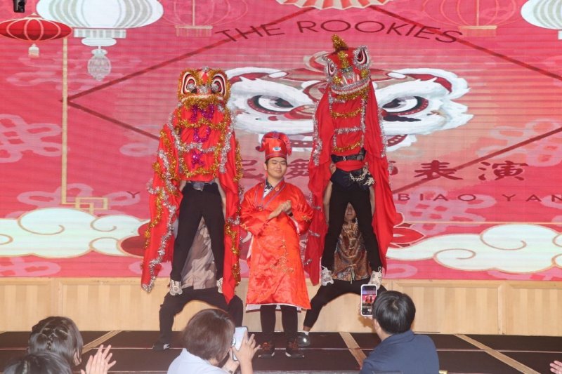 萬馬奔騰在高大！境外生春晚KuKuda齊舞祝福馬到成功。