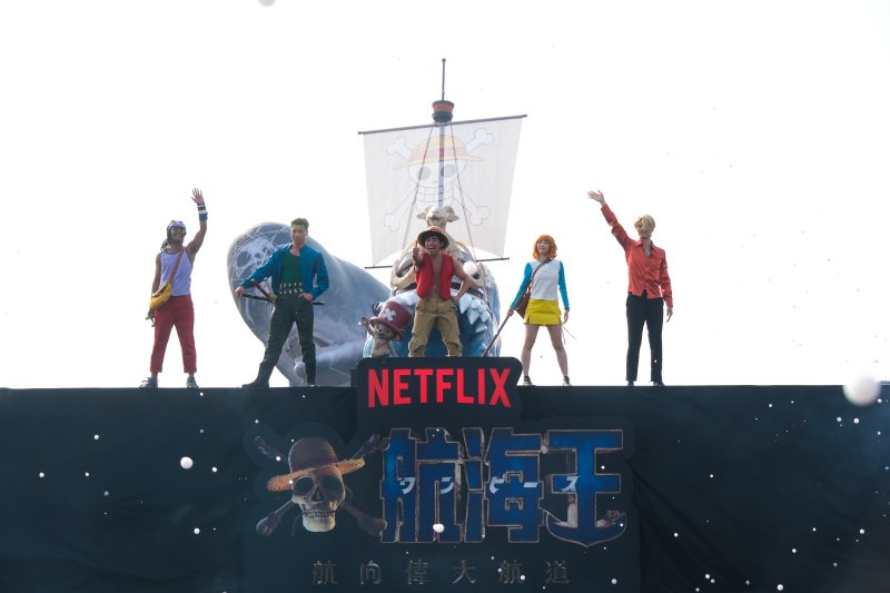 Netflix真人版影集《航海王》第2季全球獨家活動「媽祖護航!草帽海賊大遊行」14日在高雄港盛大登場,草帽海賊團魯夫率領夥伴現身港都街頭,黃金梅利號、巨鯨拉布與巨人族戰士等大型裝置驚喜現身,吸引超過8萬名航海迷與民眾湧入高雄港朝聖。(圖/Netflix提供) Netflix真人版影集《航海王》第2季全球獨家活動「媽祖護航!草帽海賊大遊行」14日在高雄港盛大登場,草帽海賊團魯夫率領夥伴現身港都街頭,黃金梅利號、巨鯨拉布與巨人族戰士等大型裝置驚喜現身,吸引超過8萬名航海迷與民眾湧入高雄港朝聖。(圖/Netflix提供)