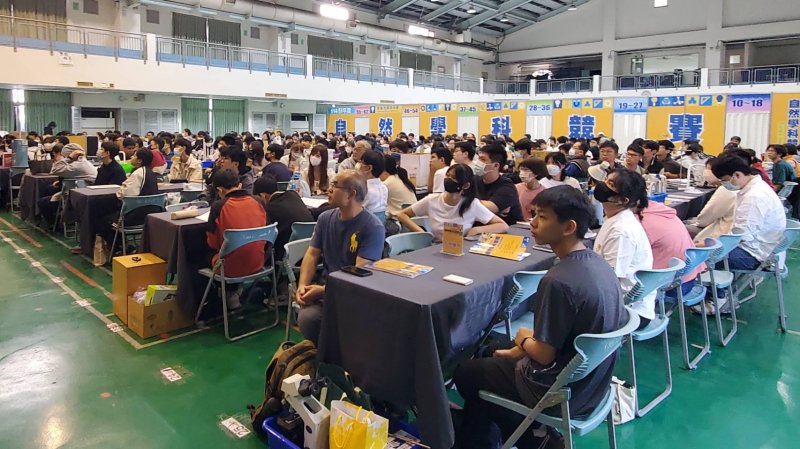 來自全市62所國中的186位學生組成62隊參賽,選手不僅要完成自然科筆試,還需進行生物、化學與物理三大領域的實驗設計與報告。(漾新聞記者/陳雯萍攝) 來自全市62所國中的186位學生組成62隊參賽,選手不僅要完成自然科筆試,還需進行生物、化學與物理三大領域的實驗設計與報告。(漾新聞記者/陳雯萍攝)