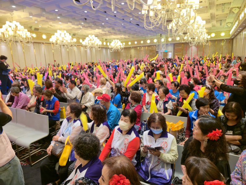 鄭麗文南下高雄女力集結挺柯志恩　喊「有志一同翻轉高雄」。