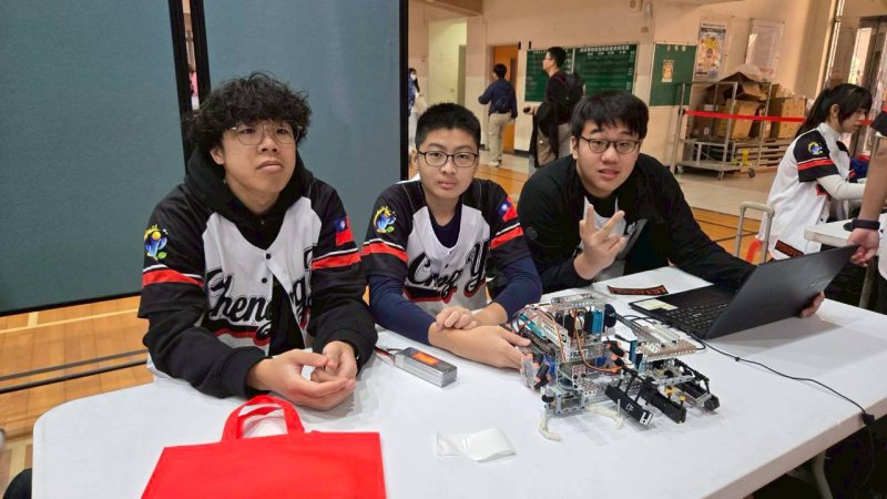 正義中學機器人隊再奪三冠 挺進Robofest世界賽。 正義中學機器人隊再奪三冠 挺進Robofest世界賽。