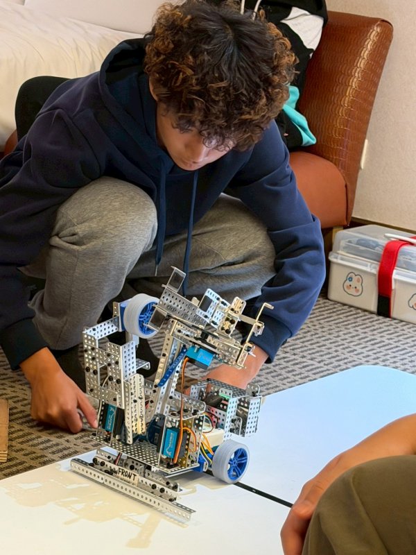 正義中學機器人隊再奪三冠 挺進Robofest世界賽。 正義中學機器人隊再奪三冠 挺進Robofest世界賽。
