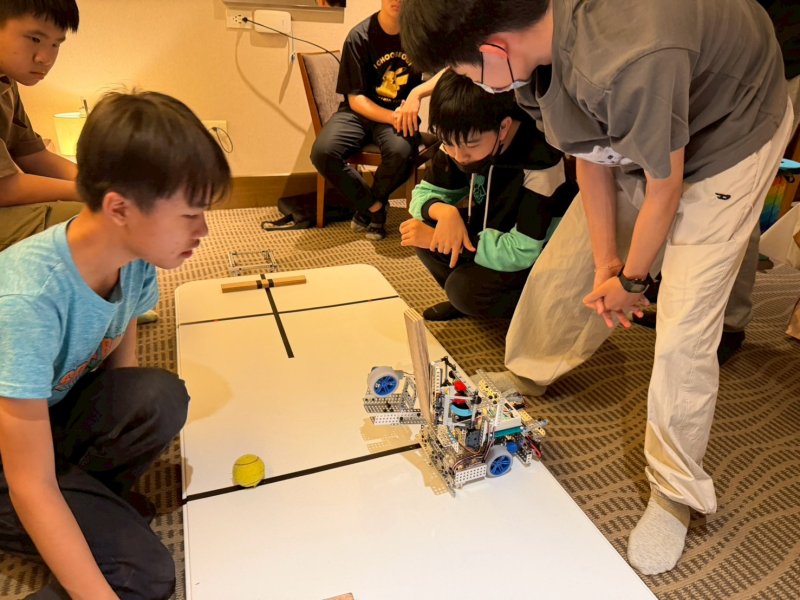 正義中學機器人隊再奪三冠 挺進Robofest世界賽。 正義中學機器人隊再奪三冠 挺進Robofest世界賽。