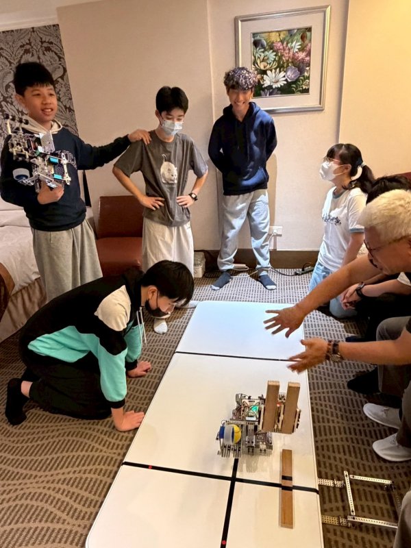 正義中學機器人隊再奪三冠 挺進Robofest世界賽。 正義中學機器人隊再奪三冠 挺進Robofest世界賽。