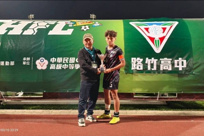 路竹高中足球隊勇奪全國亞軍 拚戰精神震撼全場。 路竹高中足球隊勇奪全國亞軍 拚戰精神震撼全場。