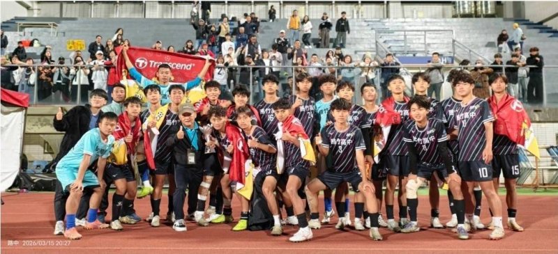 路竹高中足球隊勇奪全國亞軍 拚戰精神震撼全場。 路竹高中足球隊勇奪全國亞軍 拚戰精神震撼全場。
