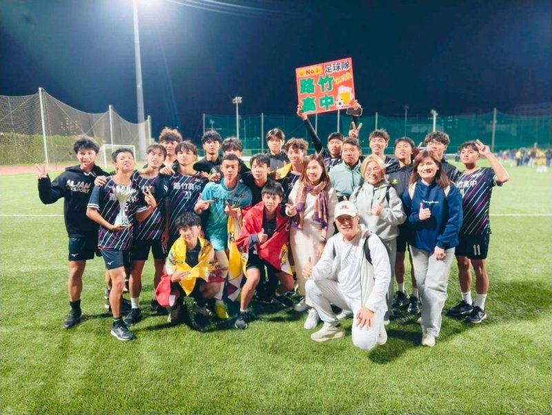 路竹高中足球隊勇奪全國亞軍 拚戰精神震撼全場。 路竹高中足球隊勇奪全國亞軍 拚戰精神震撼全場。