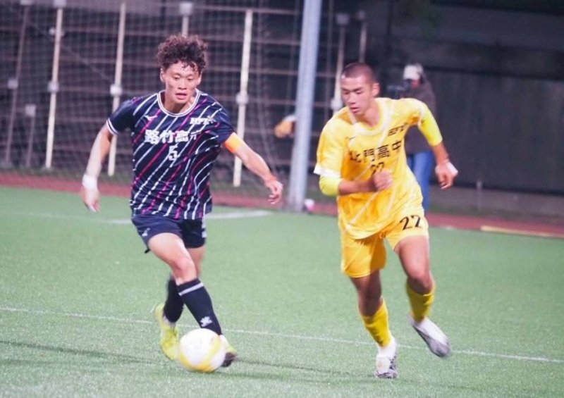 路竹高中足球隊勇奪全國亞軍 拚戰精神震撼全場。 路竹高中足球隊勇奪全國亞軍 拚戰精神震撼全場。