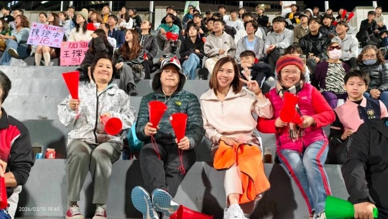 路竹高中足球隊勇奪全國亞軍 拚戰精神震撼全場。 路竹高中足球隊勇奪全國亞軍 拚戰精神震撼全場。