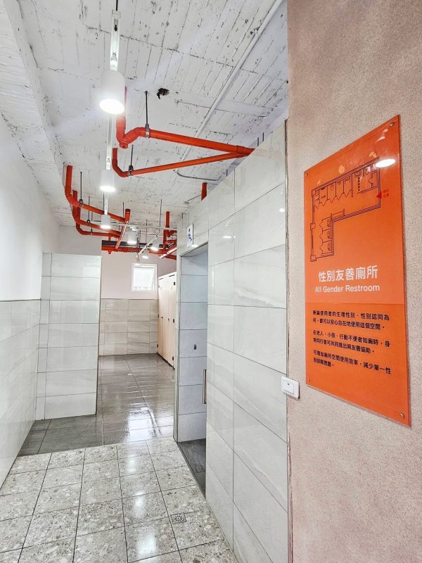 林園國小東昇樓廁所翻新啟用 孩子終於有清新如廁空間。 林園國小東昇樓廁所翻新啟用 孩子終於有清新如廁空間。
