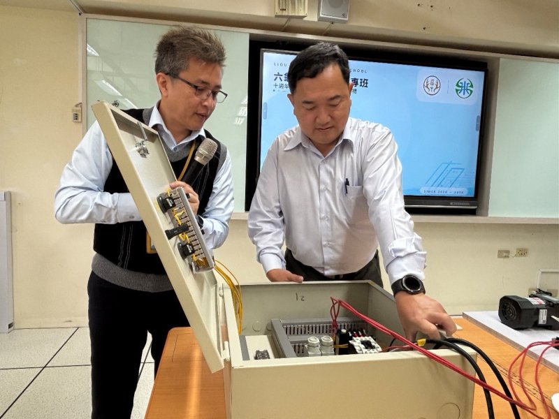 台水機電課程教學展示(配電盤說明) 左起：校長楊茂青、臺水公司副處長蔡侑霖。