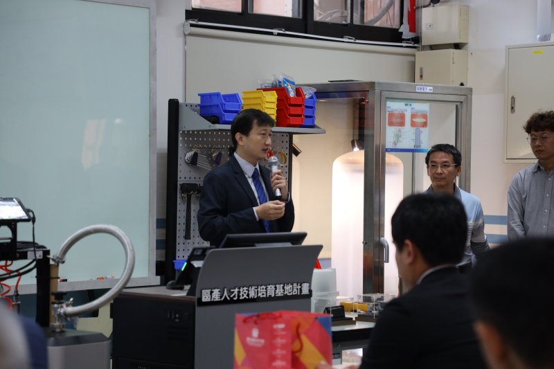 半導體工程系趙世峯主任向日本三重縣產業代表團介紹半導體設備實務教學與實驗室設備。 半導體工程系趙世峯主任向日本三重縣產業代表團介紹半導體設備實務教學與實驗室設備。
