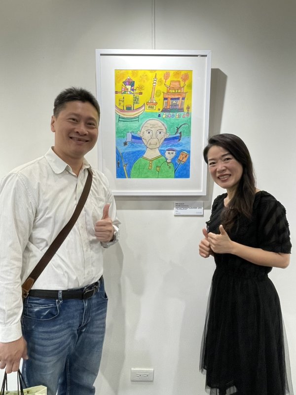 .《繼．憶—台灣囡仔ㄟ記憶展》開幕-作品深獲與會師長肯定 圖9.《繼．憶—台灣囡仔ㄟ記憶展》-與會人員師長於肖像牆前大合影。