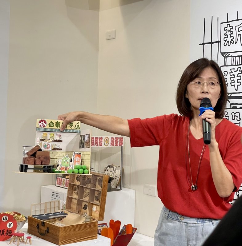策展人劉癸蓉老師透過物件述說老鹽埕的故事。
