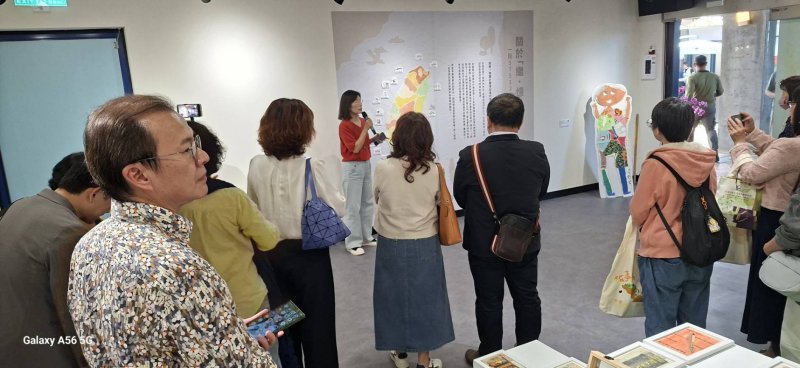 策展人劉癸蓉老師 導覽介紹展覽內容。