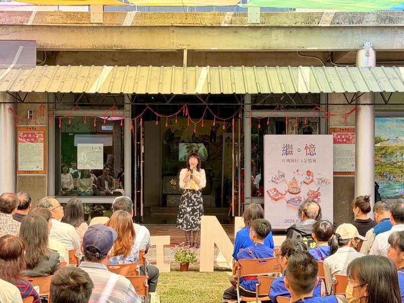 高雄市客委會楊瑞霞主委致詞分享透過藝術課程引導孩子追尋家族脈絡，傳承家族記憶與土地情感。