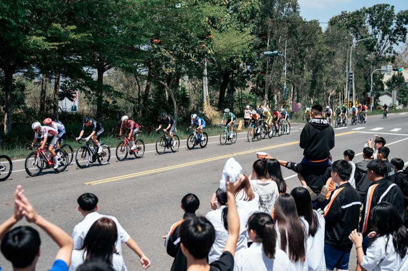 高雄市杉林國中為環台賽選手加油。圖/中華民國自由車協會提供 高雄市杉林國中為環台賽選手加油。圖/中華民國自由車協會提供