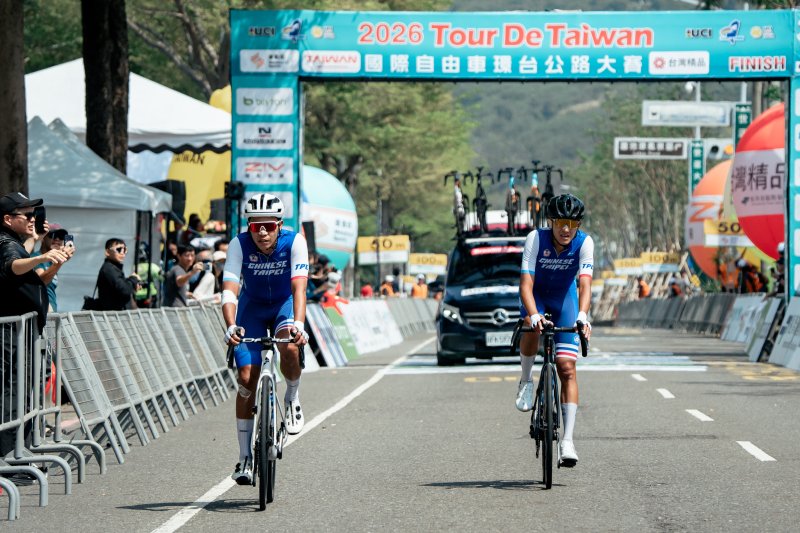 高雄選手洪坤弘(左)和葉軒佑(右)。抵達終點。圖/中華民國自由車協會提供 高雄選手洪坤弘(左)和葉軒佑(右)。抵達終點。圖/中華民國自由車協會提供