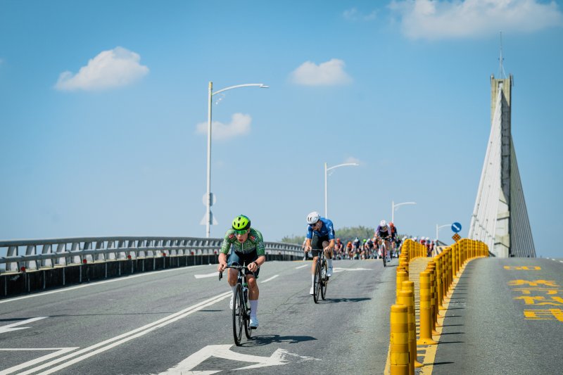2026環台賽高雄市站行經高雄市旗山橋。中華民國自由車協會提供 2026環台賽高雄市站行經高雄市旗山橋。中華民國自由車協會提供