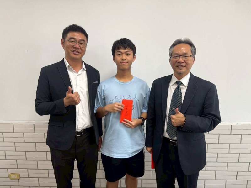 繁星上台大電機工程學系的洪愷翊，與校長吳曉暢（左），家長會長鄭景文合影。