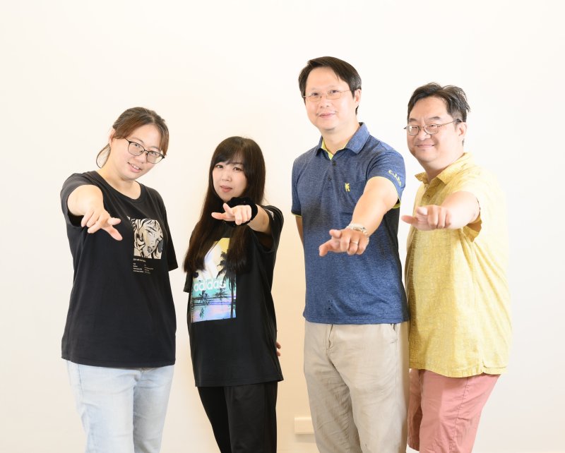 前鎮高中榮獲教育部「藝術教育貢獻獎」,美術班教師(左到右)蔡孟恬、吳玟靜、吳承儒與王政凱。 前鎮高中榮獲教育部「藝術教育貢獻獎」,美術班教師(左到右)蔡孟恬、吳玟靜、吳承儒與王政凱。