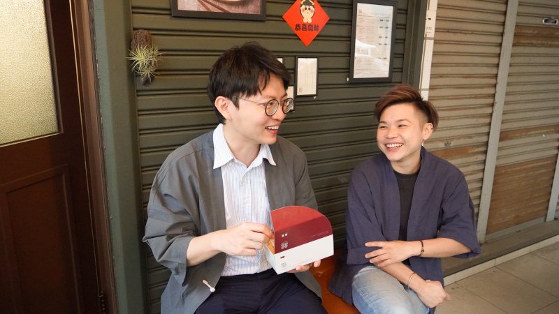 青年局長林楷軒（左）走訪青創品牌「囍丸」門市，並與創辦人李佩縈（右）交流從攤車起步的創業歷程與品牌理念。