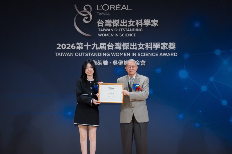 「第十九屆台灣傑出女科學家獎」孟粹珠獎學金頒獎合影(由左至右)：孟粹珠獎學金得主中山大學陳叡怡同學、吳健雄學術基金會劉兆漢董事長（圖片來源：台灣傑出女科學家獎）