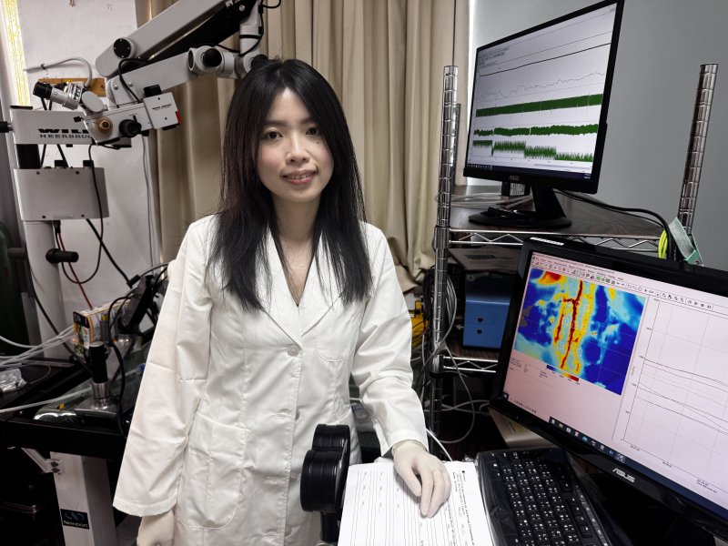 「即便沒有天資聰穎，秉持努力與熱忱，仍然有機會獲得豐富的研究成果。」國立中山大學生物科學系教授李昆澤如此形容博士生陳叡怡。第十九屆台灣女科學家「孟粹珠獎學金」日前公布，中山大學生物科學系博士生陳叡怡是唯一得主，大學畢業後她未繼續升學，選擇在李昆澤實驗室擔任研究助理，在不曾停止的挫折中找到研究熱忱與興趣，其研究成果最終脫穎而出，獲得評審肯定，體現新世代女性在科研領域中崛起的力量。