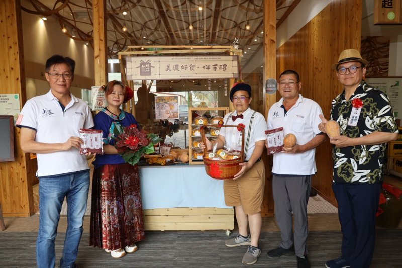 樹德科技大學串聯校友資源，成功促成寶來人文協會與美濃區農會跨域合作，推出結合在地農產與柴燒烘焙的聯名商品「紅豆南瓜毛線球土窯胖」，並於20日在美濃農會未來超市舉辦產品發表會，以創新行銷策略搶攻清明節市場，也為地方創生注入新活力。(漾新聞記者陳雯萍攝)