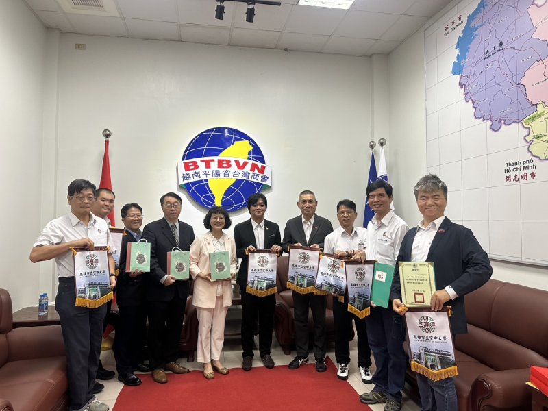高雄市立空中大學此行由校長陳月端率隊前往平陽台灣商會，受到副會長陳靜璿、秘書長鄧博文及多位幹部接待。雙方就台商人才培育、教育資源導入及產學合作進行交流。(漾新聞記者陳雯萍翻攝)