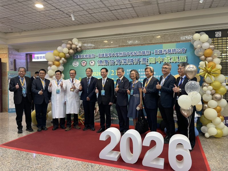 高雄榮民總醫院、高雄醫學大學附設中和紀念醫院與高雄市醫師公會21日於高雄榮總國際會議中心舉辦「健康台灣深耕計畫期中成果展」，集結醫學中心與基層醫療力量，透過論壇、專題演講與實體展演，全面呈現南部醫療體系在人才培育、數位轉型與精準醫療上的階段成果，展現醫療整合與創新實踐的豐沛能量。(漾新聞記者陳雯萍攝