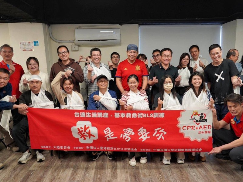 學員展示包紮練習成果。 學員展示包紮練習成果。