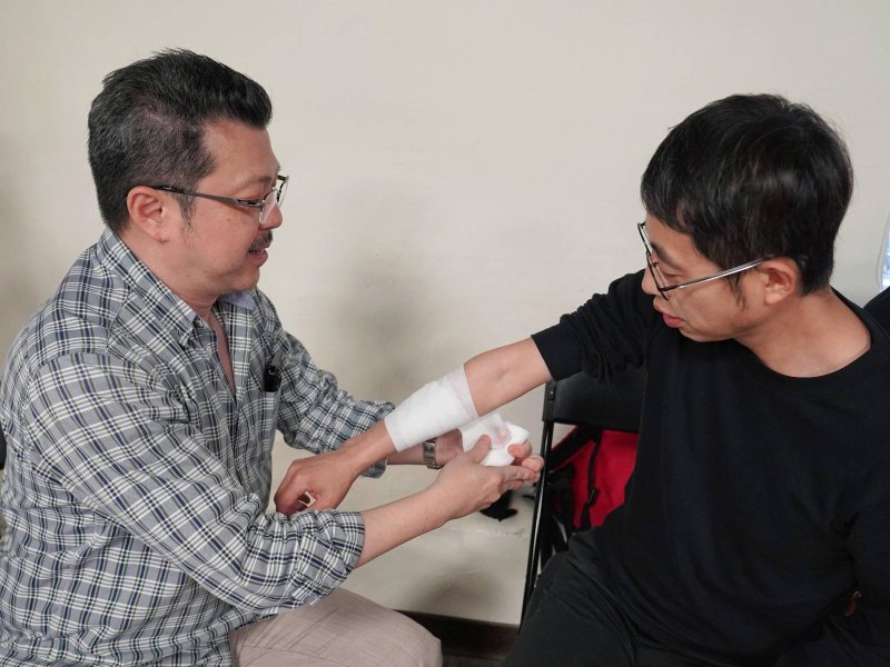 學員練習外傷緊急包紮。 學員練習外傷緊急包紮。