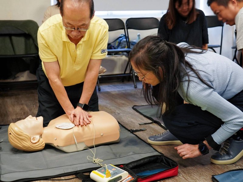 學員模擬使用體外心臟電擊去顫器(AED)。 學員模擬使用體外心臟電擊去顫器(AED)。