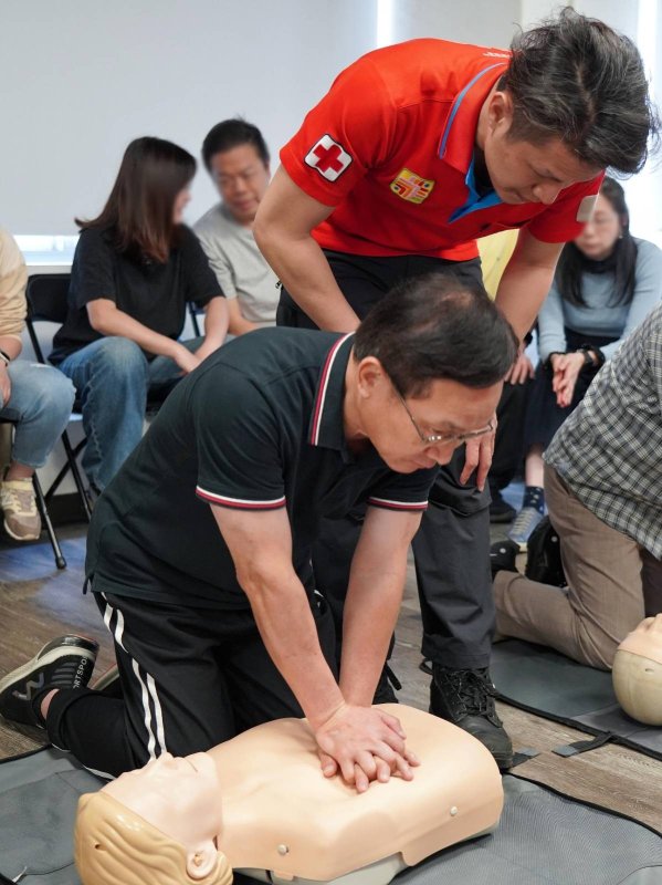 學員練習心肺復甦術(CPR)。 學員練習心肺復甦術(CPR)。