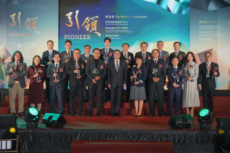 教育部第69屆學術獎得獎者與行政院卓榮泰院長合影(第一排右一為余明隆校長) (高醫大提供／教育部攝)