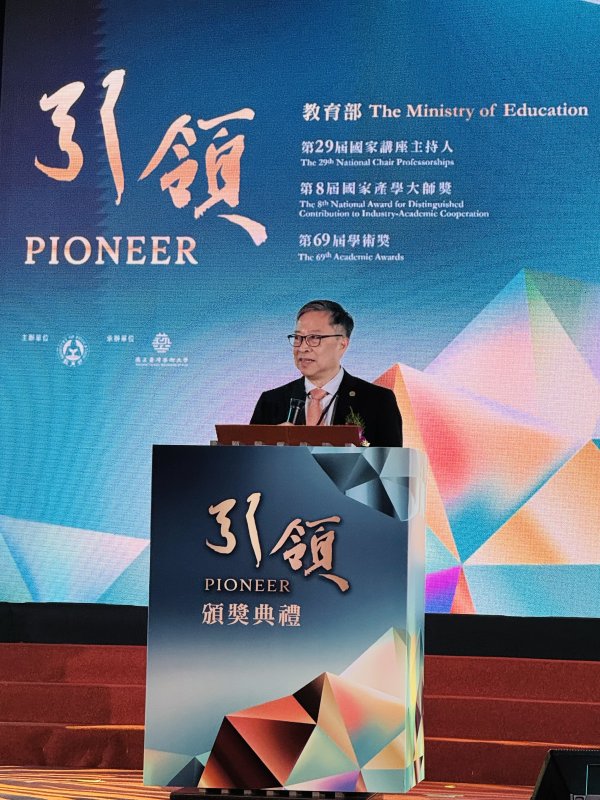 高雄醫學大學校長余明隆榮獲教育部第69屆學術獎「生物及醫農科學類科」，接受行政院長卓榮泰頒獎。(高醫大提供／教育部攝)