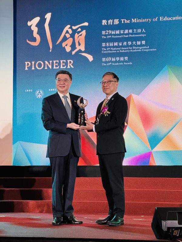 高雄醫學大學校長余明隆榮獲教育部第69屆學術獎「生物及醫農科學類科」，接受行政院長卓榮泰頒獎。(高醫大提供／教育部攝)