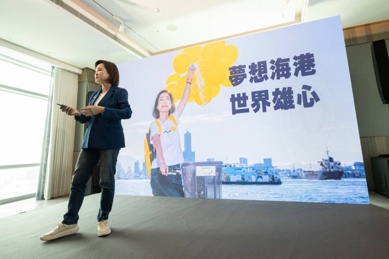 國民黨高雄市長參選人柯志恩今(24)日舉辦首場政見發表會，以「1.3.5.7.9，幸福會長久」為主軸，提出橫跨世代、產業與空間治理的完整藍圖。從一個夢想出發，串連三代共好願景、五區均衡發展、七大城市藍圖與九大施政方針，試圖為高雄描繪一條由在地走向世界的進化路徑，也讓這場政見發表不只是宣示，更是一場城市未來的全面鋪陳。(漾新聞記者陳雯萍翻攝)