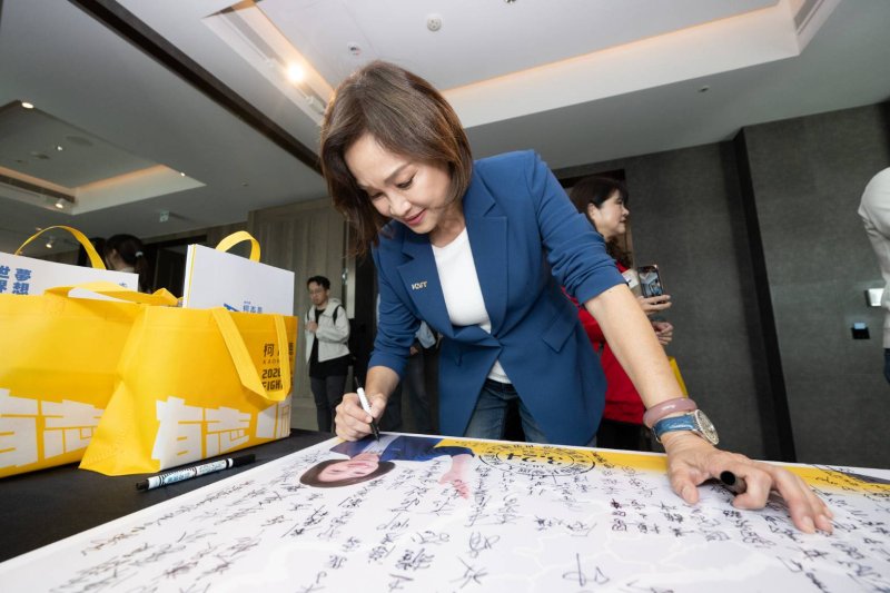 國民黨高雄市長參選人柯志恩今(24)日舉辦首場政見發表會，以「1.3.5.7.9，幸福會長久」為主軸，提出橫跨世代、產業與空間治理的完整藍圖。從一個夢想出發，串連三代共好願景、五區均衡發展、七大城市藍圖與九大施政方針，試圖為高雄描繪一條由在地走向世界的進化路徑，也讓這場政見發表不只是宣示，更是一場城市未來的全面鋪陳。(漾新聞記者陳雯萍翻攝)