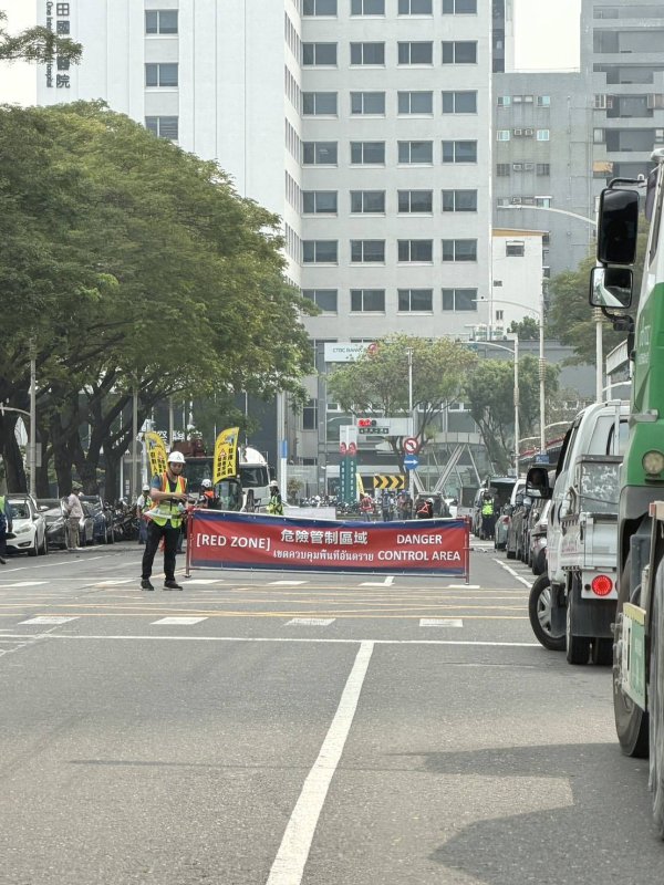 富邦凹子底開發案工地今（24）日施工期間，大量鋼筋網與巨型金屬方管自高處墜落，重擊路面並波及停放路邊車輛，現場一度傳出有人受傷，突如其來的「天降鋼架」引發民眾驚恐，工安問題再度成為關注焦點。(漾新聞記者陳雯萍攝)